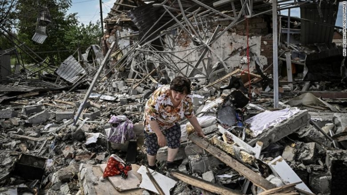 Một người dân Ukraine tìm kiếm vật dụng trong đống đổ nát tại Sloviansk. Ảnh: CNN