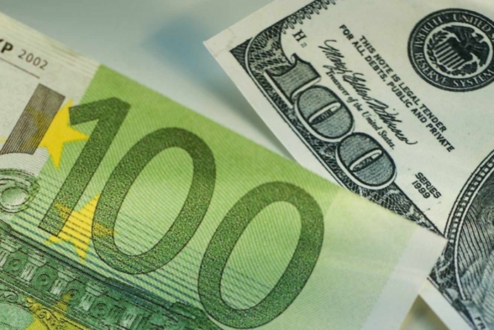 Đồng euro ngang giá đồng USD sau 20 năm.