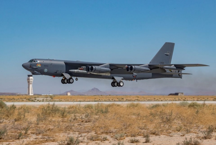 Máy bay A B-52H cất cánh từ Căn cứ Không quân Edwards, California, mang theo ARRW, ngày 14/5/2022. Ảnh: Không quân Mỹ