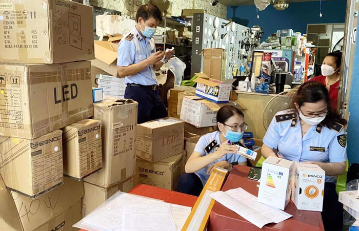 Quản lý thị trường Hà Nội kiểm tra cửa hàng kinh doanh thiết bị điện nhập lậu.