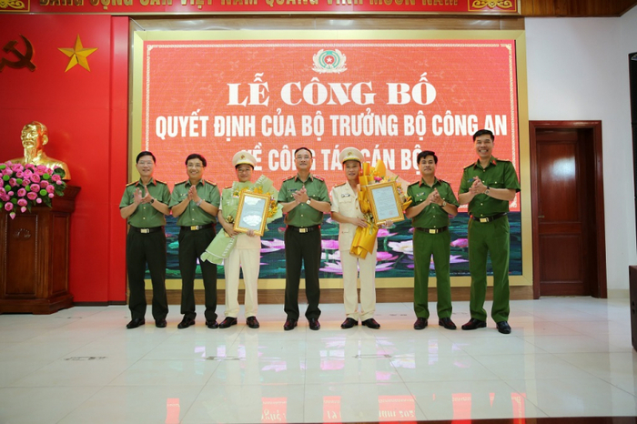 Đồng chí Thiếu tướng Phạm Thế Tùng, Giám đốc Công an tỉnh Nghệ An trao quyết định bổ nhiệm và tặng hoa chúc mừng Thượng tá Trần Ngọc Tuấn và Thượng tá Nguyễn Duy Thanh.