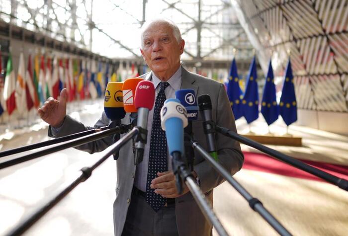 Đại diện cấp cao phụ trách an ninh và đối ngoại của EU Josep Borrell trả lời báo giới bên lề Hội nghị các Ngoại trưởng EU tại Brussels, hôm 18/7. Ảnh: AP