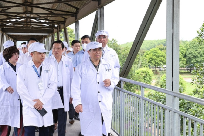 Thủ tướng Phạm Minh Chính tham quan Trang trại chăn nuôi bò sữa tập trung, ứng dụng công nghệ cao của Tập đoàn TH - Ảnh: VGP/Nhật Bắc
