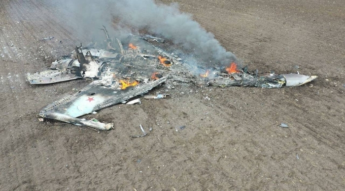 Hình ảnh được cho là của máy bay Su-35 sau khi bị rơi gần Izium. Ảnh: Twitter