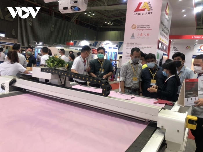 Nhiều doanh nghiệp tìm hiểu các thiết bị tự động để chuyển đổi số tại Triển lãm Quốc tế Dệt, may và thiết máy móc ngành dệt may tại TP.HCM.