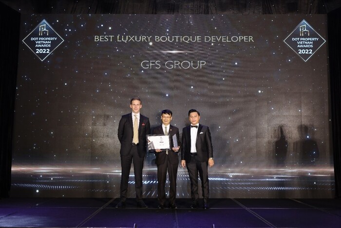 Ông Trần Vũ Minh – Phó TGĐ Tập đoàn GFS (đứng giữa) đại diện nhận giải thưởng Nhà phát triển BĐS cao cấp độc đáo tốt nhất Việt Nam 2022
