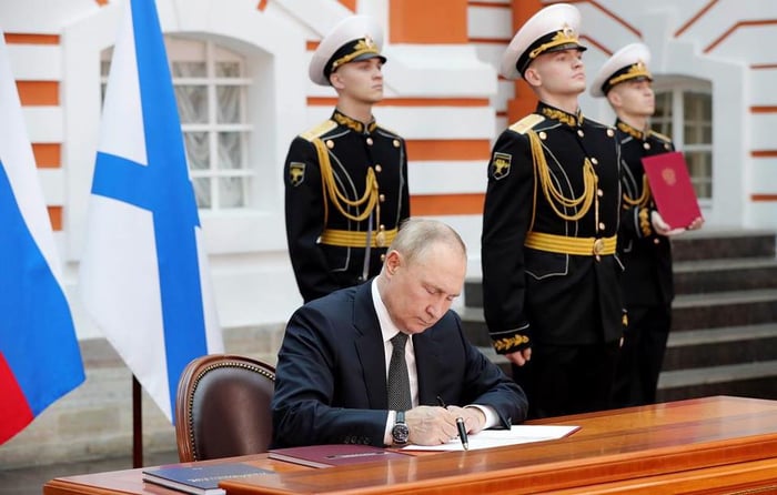 Tổng thống Nga Vladimir Putin ký sắc lệnh phê chuẩn Học thuyết Hải quân mới. Ảnh: Tass