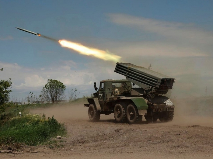 Hệ thống tên lửa phóng loạt của lực lượng nước Cộng hòa Nhân dân Donetsk tự xưng (DPR) khai hỏa ngày 28/5/2022. Ảnh: AP