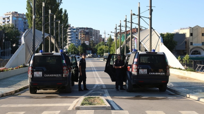 Các thành viên của Lực lượng gìn giữ hòa bình (KFOR) của NATO tại một trạm kiểm soát ở Mitrovica, Kosovo vào ngày 1/8. Ảnh: Getty