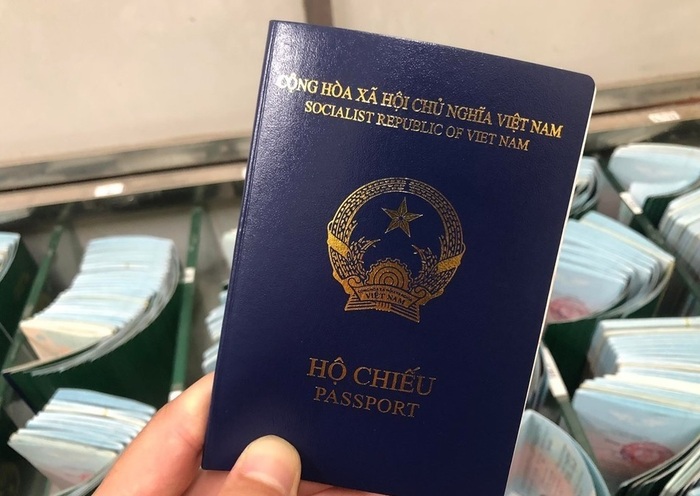 Hình ảnh tấm hộ chiếu màu xanh tím than mới mà Việt Nam bắt đầu cấp từ ngày 1/7/2022. Ảnh: BCA