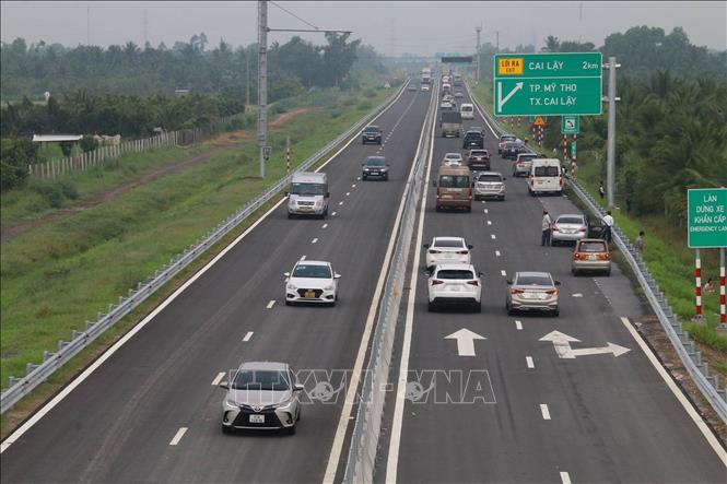 Phương tiện lưu thông trên cao tốc Trung Lương - Mỹ Thuận, đoạn qua xã Tân Phú, thị xã Cai Lậy sáng ngày 30/4/2022. Ảnh tư liệu: Minh Trí/TTXVN