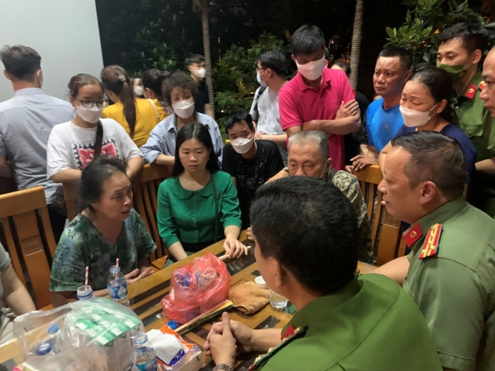 Lãnh đạo Công an TP Hà Nội thăm hỏi, động viên thân nhân gia đình các đồng chí hy sinh anh dũng.
