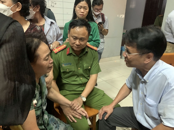 Đại tá Trần Ngọc Dương, Phó Giám đốc Công an TP Hà Nội, vừa dự họp HĐND TP nghe tin sự việc đã vội vã đến nhà tang lễ Bệnh viện 19-8 để chia sẻ mất mất với thân nhân 3 chiến sĩ Cảnh sát PCCC Công an quận Cầu Giấy hy sinh trong khi làm nhiệm vụ.