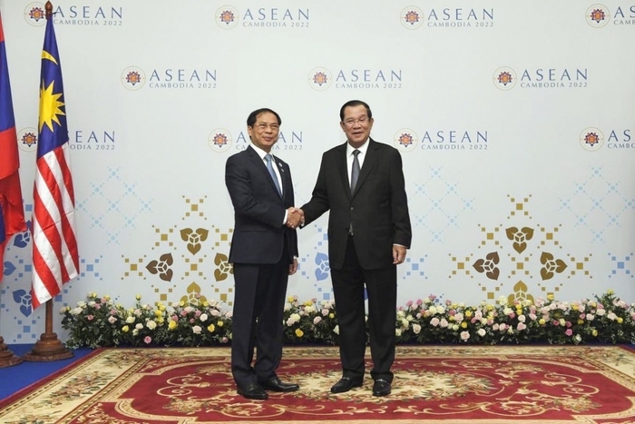 Bộ trưởng Ngoại giao Bùi Thanh Sơn và Thủ tướng Campuchia - Hun Sen.