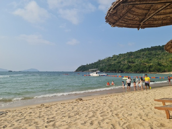 Miền Trung quy tụ nhiều bãi biển đẹp với cát trắng nắng vàng, hấp dẫn du khách gần xa - Ảnh: VGP/Nhật Anh