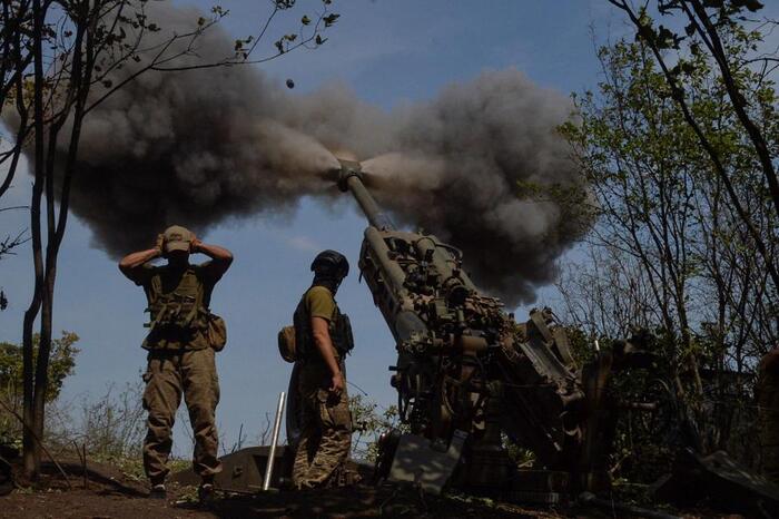 Các quân nhân Ukraine bắn một khẩu lựu pháo M777 vào một vị trí trên chiến tuyến, trong bỗi cảnh cuộc tấn công của Nga vào Ukraine tiếp diễn. Ảnh: Reuters