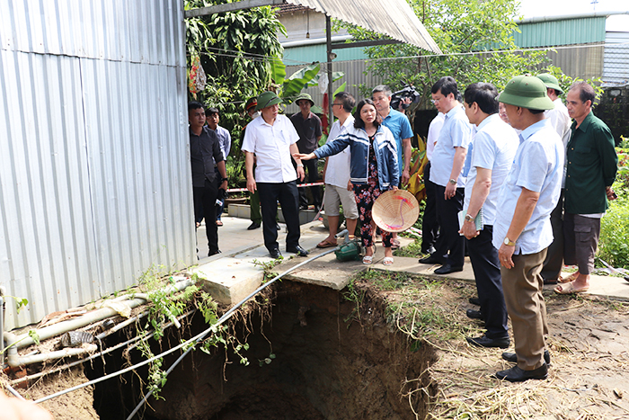Chủ tịch UBND tỉnh Nguyễn Đức Trung kiểm tra hiện tượng sụt lún xảy ra vào sáng 27/5/2022 tại hộ chị Lê Thị Nga.