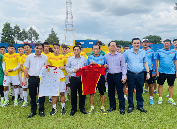 Đội tuyển U20 Việt Nam tặng 3 chiếc áo có đầy đủ chữ ký của đội cho lãnh đạo tỉnh Bình Dương. Nguồn: Báo Bình Dương