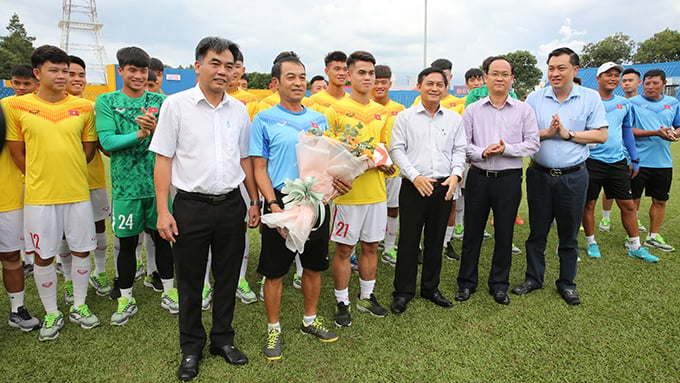 Lãnh đạo tỉnh tặng hoa và quà động viên U19 Việt Nam trước khi tham dự giải U19 Quốc tế 2022. Nguồn: Bongdaplus