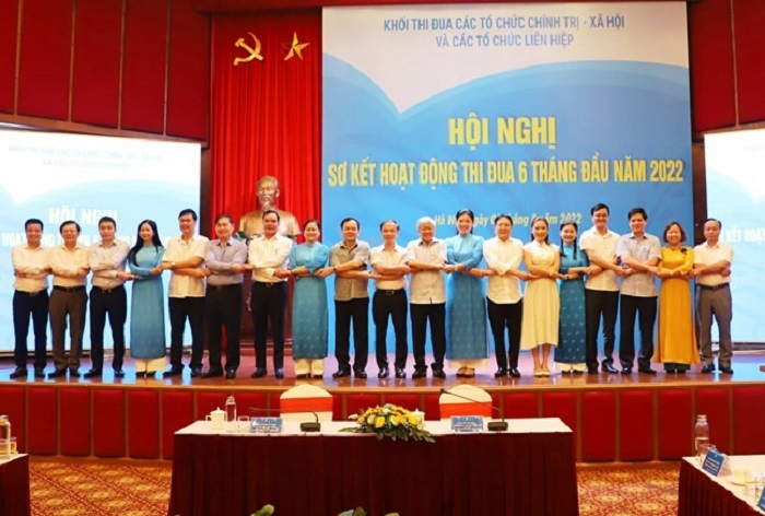 Chủ tịch UBTƯ MTTQ Việt Nam Đỗ Văn Chiến cùng các đại biểu chụp ảnh lưu niệm tại Hội nghị.