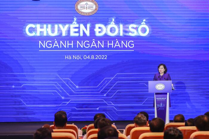Thống đốc Ngân hàng Nguyễn Thị Hồng phát biểu khai mạc tại sự kiện “Chuyển đổi số” ngành Ngân hàng.