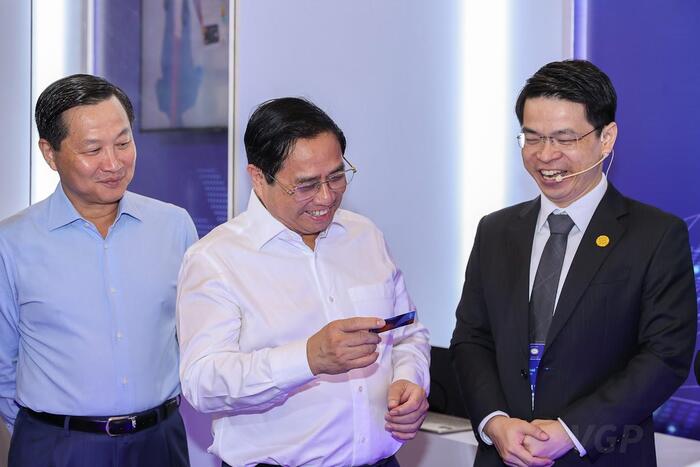 Thủ tướng Chính phủ Phạm Minh Chính tham quan gian hàng của KienlongBank tại sự kiện và ấn tượng với tính năng phát hành thẻ nhanh.