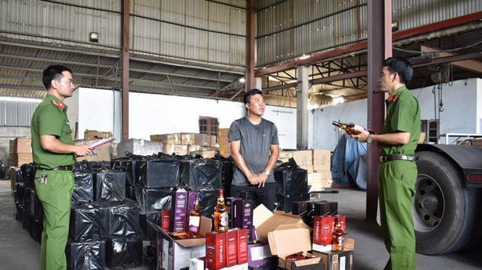 Lái xe Nguyễn Ty Bo chở 1.200 chai rượu nhãn mác nước ngoài không rõ nguồn gốc từ Quảng Trị ra Hà Nội tiêu thụ.