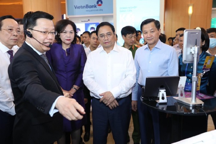 Lãnh đạo TPBank giới thiệu với Thủ tướng Phạm Minh Chính một số công nghệ ngân hàng số tại gian hàng triển lãm - Ảnh:VGP/HT