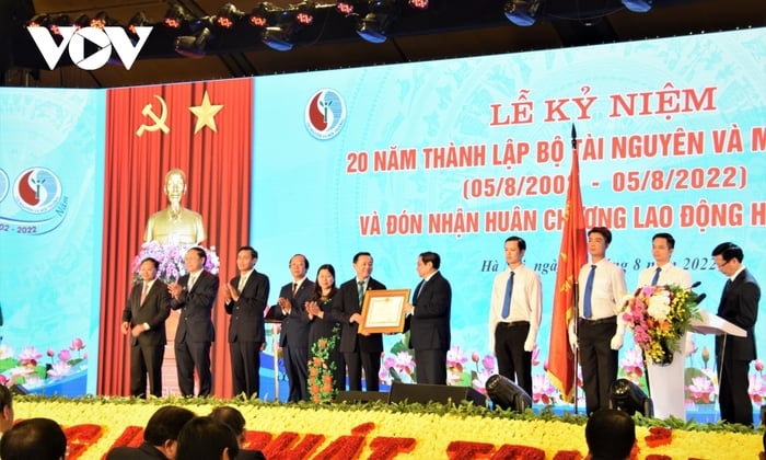 Thủ tướng trao Huân chương lao động hạng Nhất tặng Bộ trưởng Bộ Tài nguyên và Môi trường - Trần Hồng Hà.