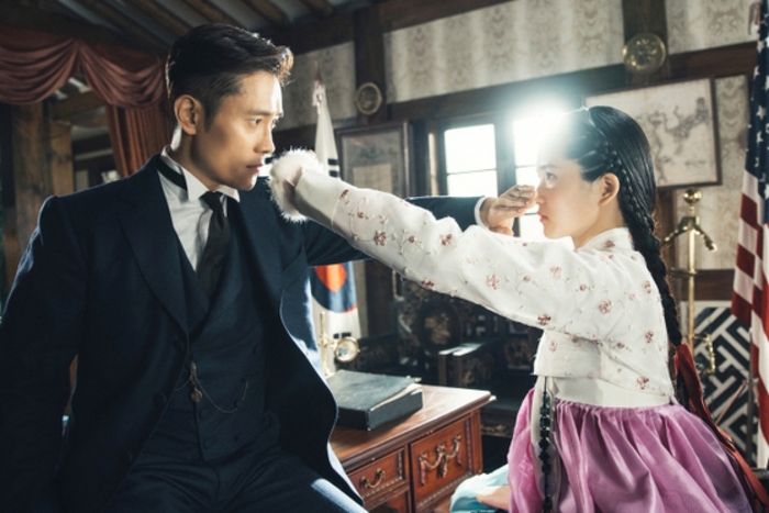 Lee Byung Hun vào vai một sĩ quan Thủy quân lục chiến Mỹ được cử đến Joseon để thực hiện một nhiệm vụ đem lòng yêu nữ quý tộc Go Ae-shin (Kim Tae Ri) trong loạt phim “Quý ngài ánh dương'(2018). 