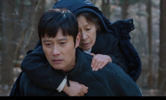 Diễn xuất của Lee Byung Hun ngày càng tinh tế khi thể hiện mối quan hệ mẹ con phức tạp trong bộ phim 'Our Blues'. 