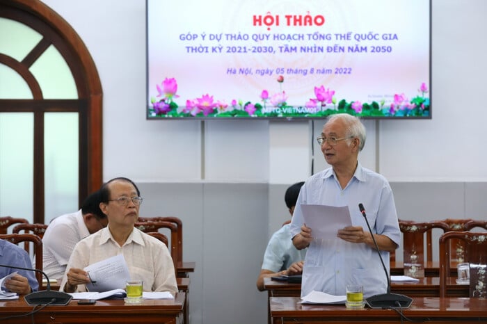 Phó Chủ tịch Hội Quy hoạch phát triển đô thị Việt Nam Đào Ngọc Nghiêm tham luận tại hội thảo.