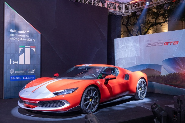 Sự kiện vinh dự có sự đồng hành của Ferrari – thương hiệu xe nổi tiếng đến từ nước Ý – với màn ra mắt chiếc siêu xe 296GTB lần đầu tiên tại Hà Nội.