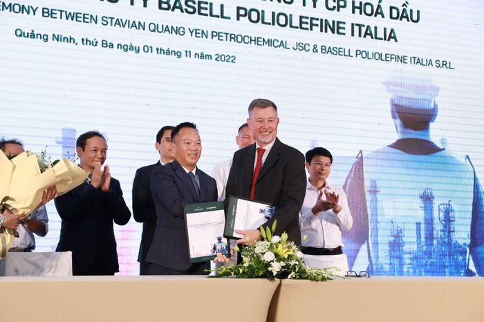 Lễ ký kết chuyển giao bản quyền công nghệ giữa Công ty CP Hoá dầu Stavian Quảng Yên và Công ty Basell Poliolefine Italia (Ý).