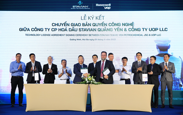 Ký kết chuyển giao bản quyền công nghệ lọc hóa dầu cho Dự án Nhà máy Hóa dầu Stavian Quảng Yên tại thành phố Hạ Long, tỉnh Quảng Ninh sáng 1/11.