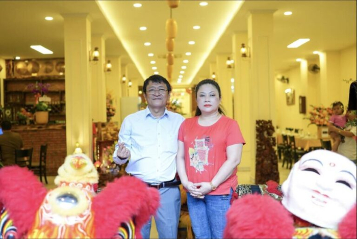 Ông Phạm Hà Minh Vũ và bà Nguyễn Thị Thu Hương chủ nhà hàng Cơm niêu, Cơm đập hương Việt chào đón quan khách dự lễ khai trương.