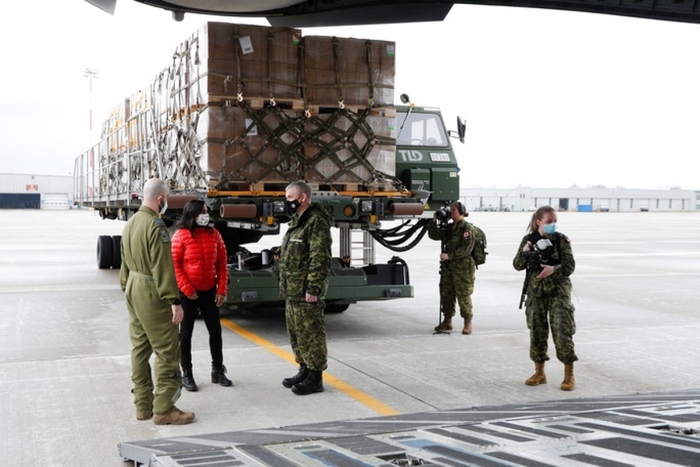 Hàng viện trợ quân sự cho Ukraine tại một sân bay ở tỉnh Ontario, Canada hôm 14/4 Ảnh: Reuters