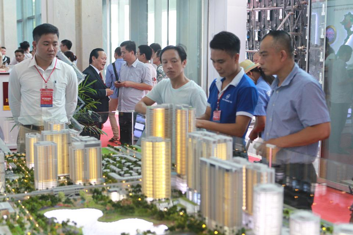 Nhà đầu tư tham khảo dự án bất động sản tại quận Bắc Từ Liêm, Hà Nội. Ảnh: Phạm Hùng