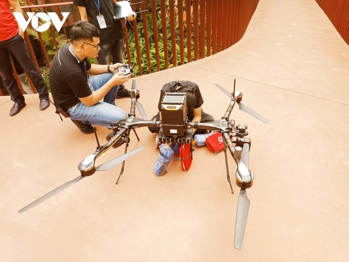 Các kỹ sư công nghệ của Công ty Realtime Robotics đang kiểm tra thiết bị máy bay không người lái.