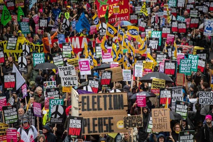 Hàng nghìn người tham gia biểu tình tại Vương quốc Anh. Ảnh: AP