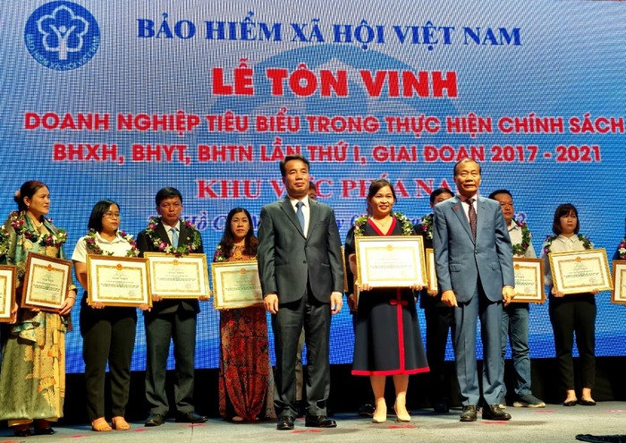 Đại diện BHXH Việt Nam và Liên đoàn Thương mại và công nghiệp Việt Nam tặng Bằng khen cho các doanh nghiệp tiêu biểu trong thực hiện chính sách BHXH, BHYT, BHTN.