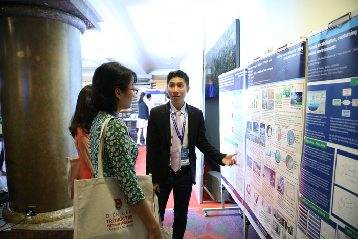 Các đại biểu trí thức trẻ trao đổi, thảo luận tại Diễn đàn Trí thức trẻ Việt Nam toàn cầu lần thứ II, năm 2019.