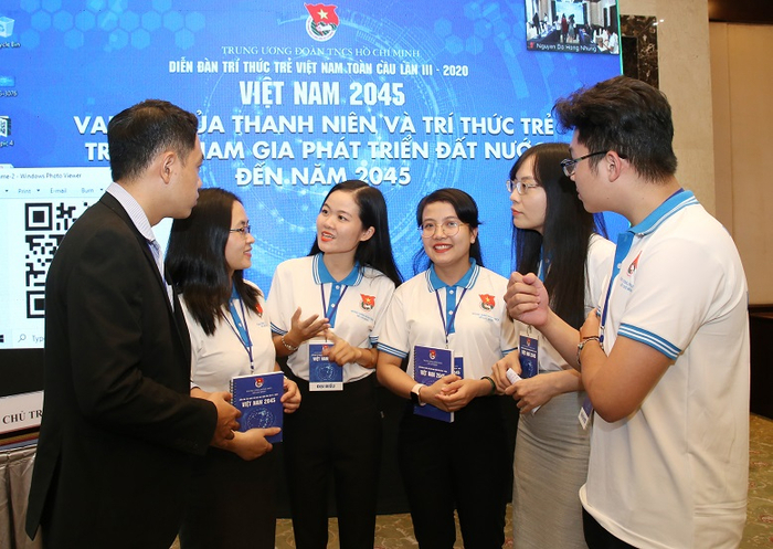 Các đại biểu tham dự Diễn đàn Trí thức trẻ Việt Nam toàn cầu lần thứ III, năm 2020 trao đổi, thảo luận các chủ đề về Diễn đàn.