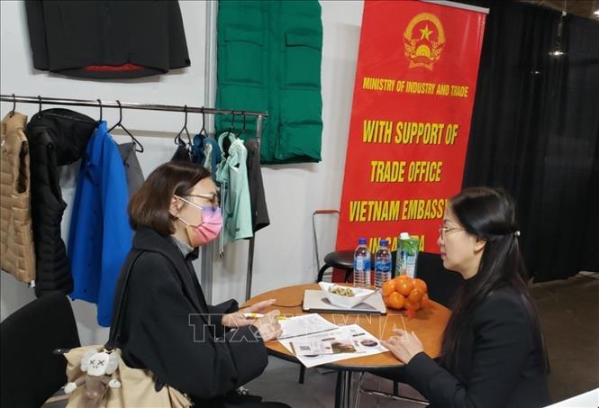 Bà Trần Thu Quỳnh, Tham tán Thương mại, Trưởng Thương vụ Việt Nam tại Canada cung cấp cho đối tác quốc tế cái nhìn tổng quan về nền dệt may Việt Nam. Ảnh: Nguyễn Tuân/PV TTXVN tại Canada