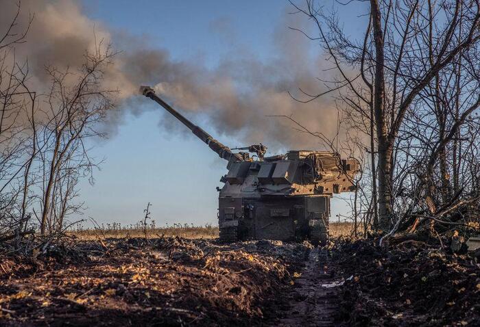 Các binh sĩ Ukraine bắn lựu pháo tự hành về phía các vị trí tác chiến của Nga, tại vùng Donetsk, Ukraine ngày 8/11. Ảnh: Reuters