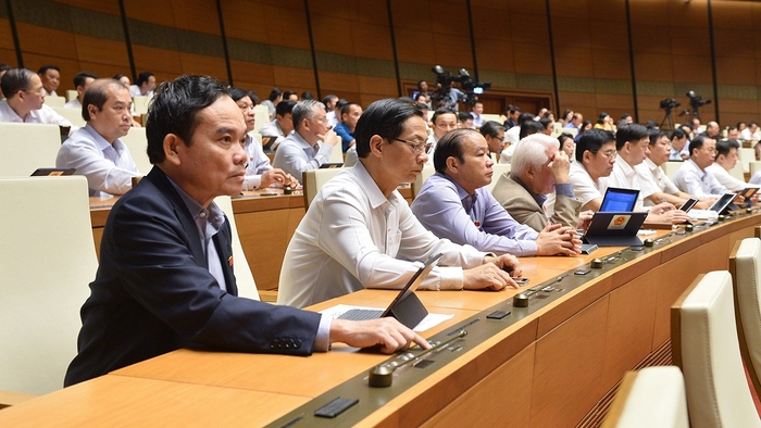 Đại biểu Quốc hội ấn nút biểu quyết thông qua dự án Luật Thực hiện dân chủ ở cơ sở