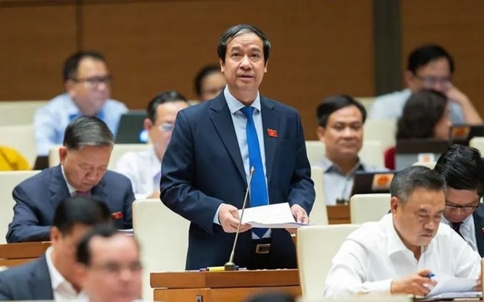 Bộ trưởng GD-ĐT Nguyễn Kim Sơn đề nghị Nhà nước quan tâm tới chính sách tiền lương và các chế độ ưu đãi khác của viên chức giáo dục để tiền lương và thu nhập của viên chức giáo dục cơ bản đáp ứng được nhu cầu của cuộc sống.