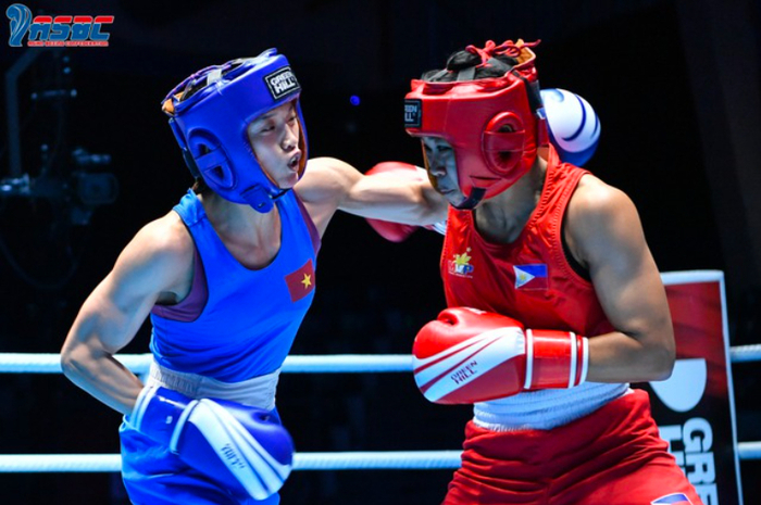 Nguyễn Thị Tâm (trái) trong chiến thắng trước Yokubova Aziza - Ảnh: ASBC