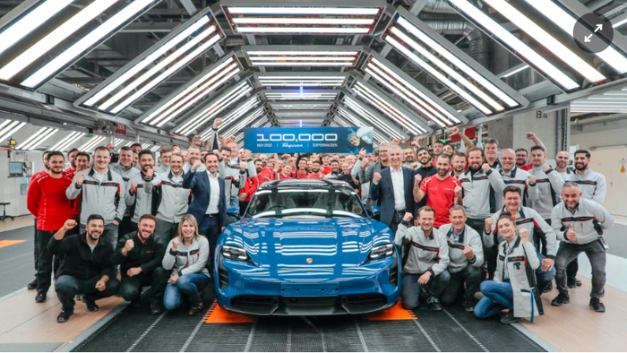 Porsche chào đón mẫu Taycan thứ 100.000 được xuất xưởng. Ảnh: Porsche