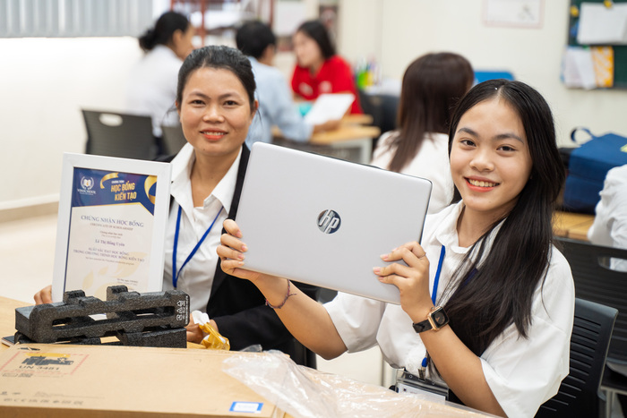 Những chiếc laptop được trao tặng sẽ là công cụ giúp học sinh Học bổng Kiến tạo khám phá tri thức và kết nối cùng thầy cô cố vấn.